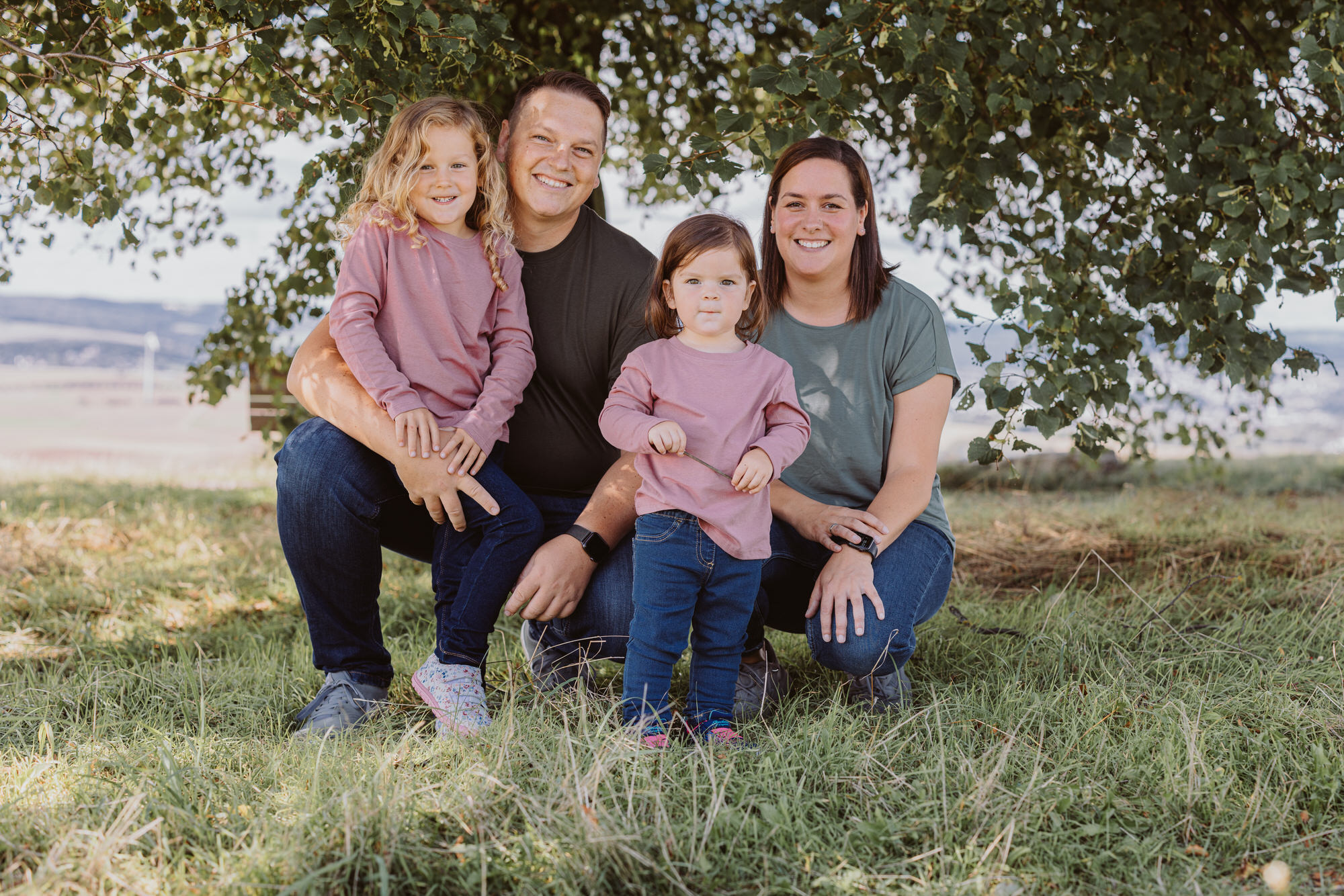 Eltern mit Kindern bei einem Spaziergang im Wald