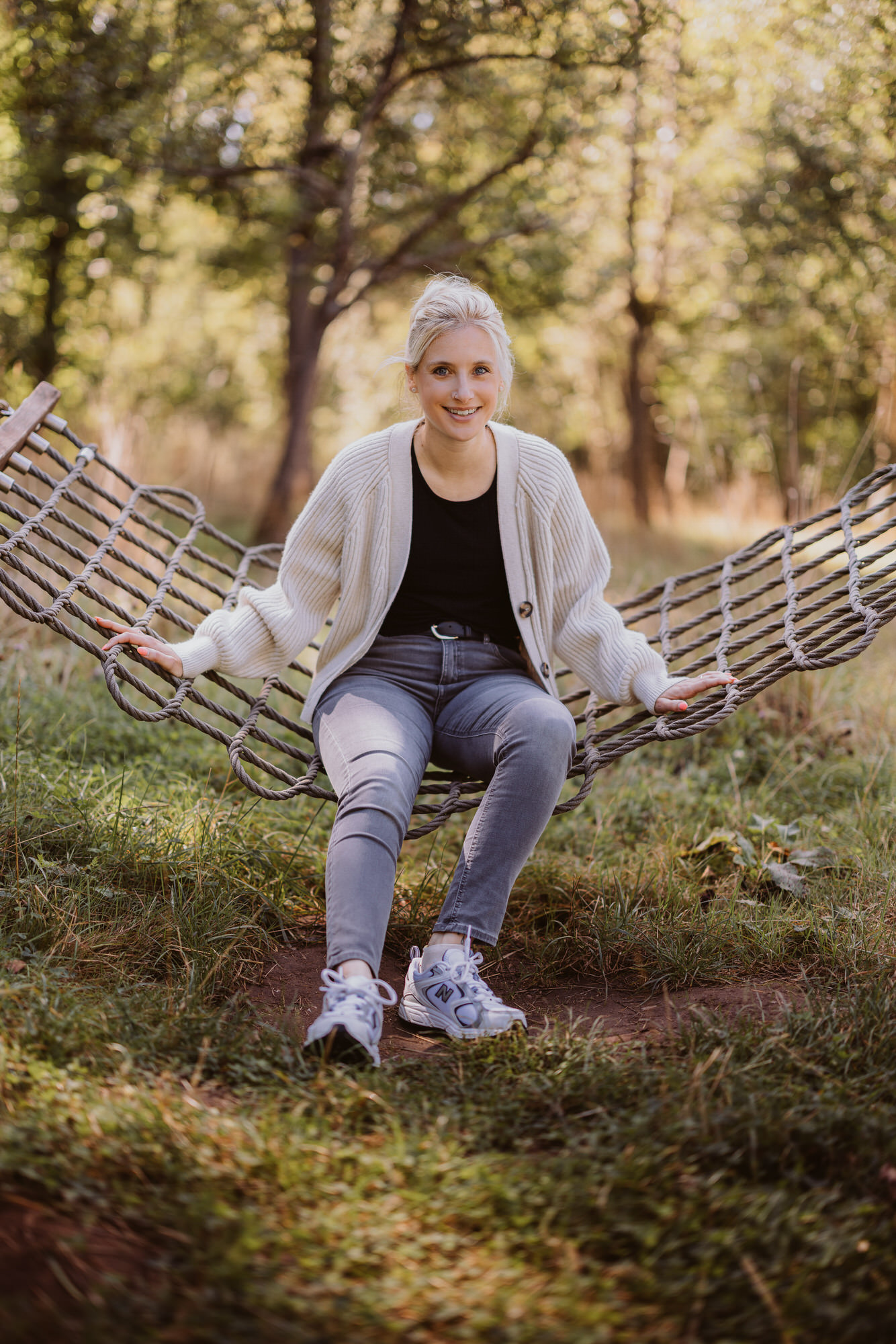 Portrait einer Frau mit natürlichem Lächeln im Studio