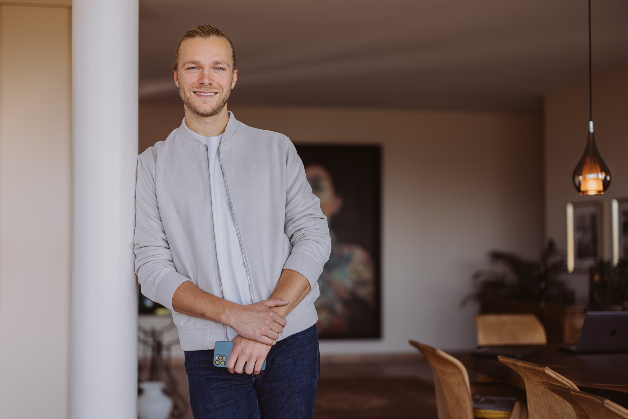 Business Portrait junger Mann. Modern und Natuerlich.